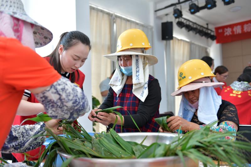 “濃情粽意，共享溫暖”包粽子活動(dòng).jpg